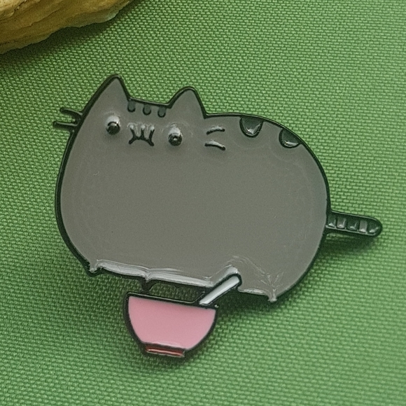🥗 Pusheen eatting from Pink Bowl metal pin - Picture 5 of 5